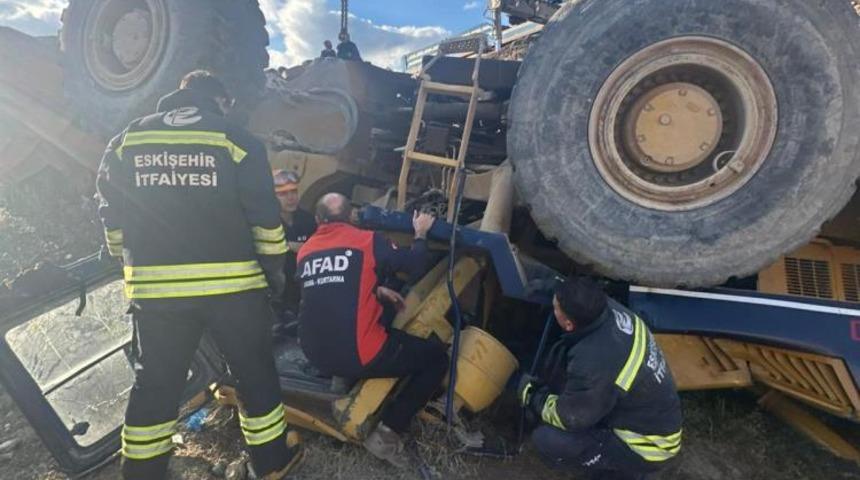 Devrilen iş makinesi altında can pazarı: Operatör güçlükle kurtarıldı