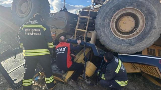 Devrilen iş makinesi altında can pazarı: Operatör güçlükle kurtarıldı