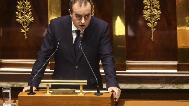 Fransa'da tartışmalı emeklilik reformu askıya alınacak