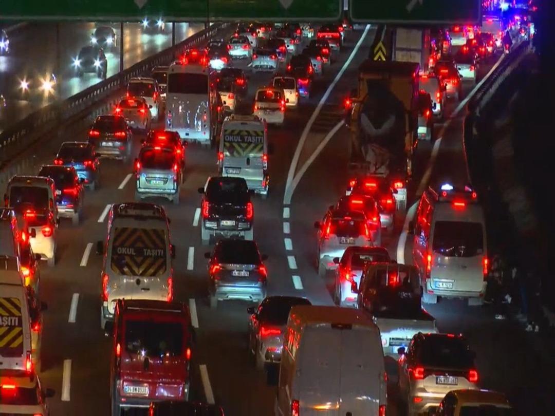 İstanbul da akşam saatlerinde trafik yoğunluğu 2