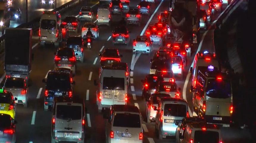 İstanbul'da akşam saatlerinde trafik yoğunluğu