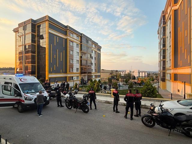 Çanakkale de komşusu tarafından öldürülen emekli astsubayın cenazesi toprağa verildi 2