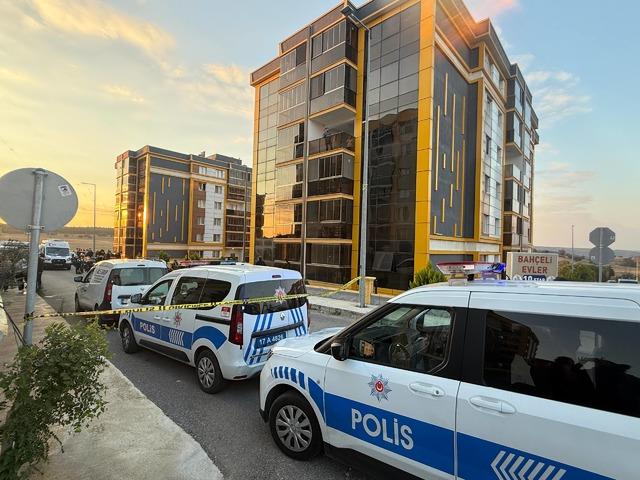 Çanakkale de komşusu tarafından öldürülen emekli astsubayın cenazesi toprağa verildi 3