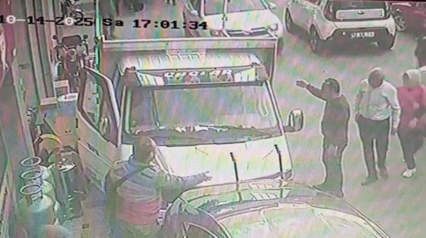 Epilepsi nöbeti geçiren sürücünün kaza anı kamerada