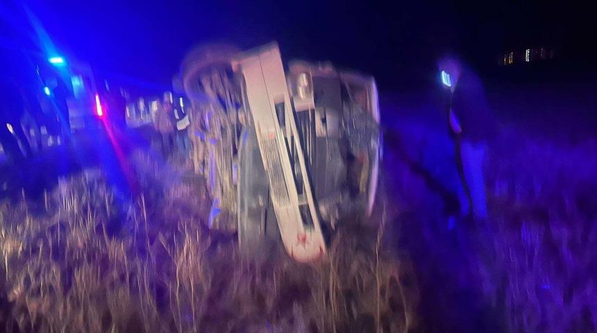 Konya'da işçi servisi ile otomobil çarpıştı: 18 yaralı