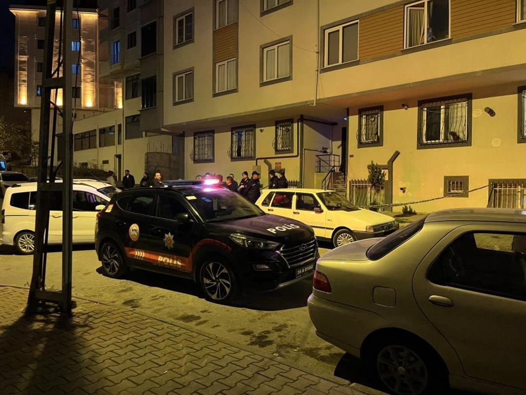 Arnavutköy’de evinin önünde silahlı saldırıya uğrayan adam ağır yaralandı 1