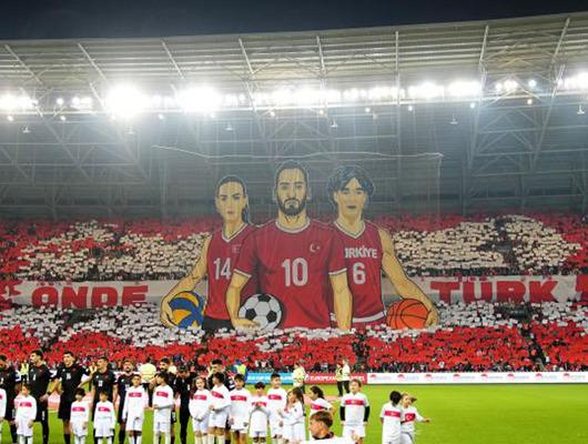Tribünlerde muhteşem koreografi! "Türk önde Türk ileri"