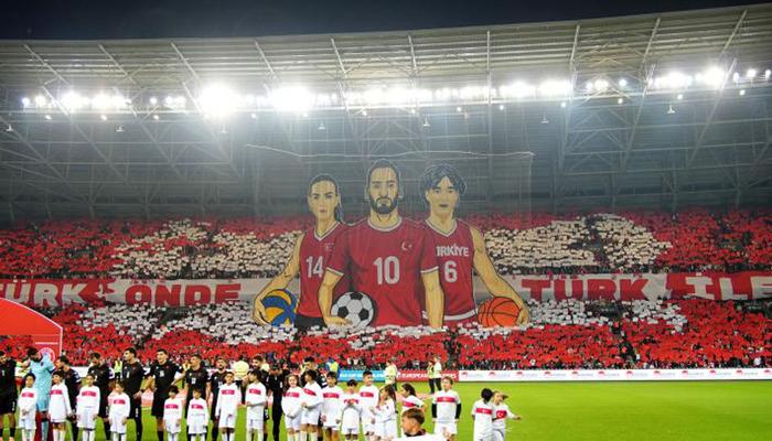 Tribünlerde muhteşem koreografi! "Türk önde Türk ileri"