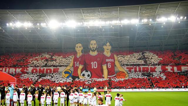 Türkiye-Gürcistan maçında tribünlerde muhteşem koreografi! Üç kaptan tek slogan: Türk önde Türk ileri