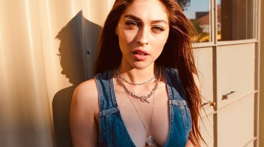 Cemre Baysel'in süper mini şortu sosyal medyayı ikiye böldü!