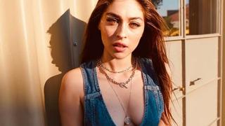 Cemre Baysel'in süper mini şortu sosyal medyayı ikiye böldü!