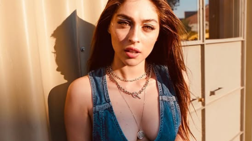 Cemre Baysel'in süper mini şortu sosyal medyayı ikiye böldü!