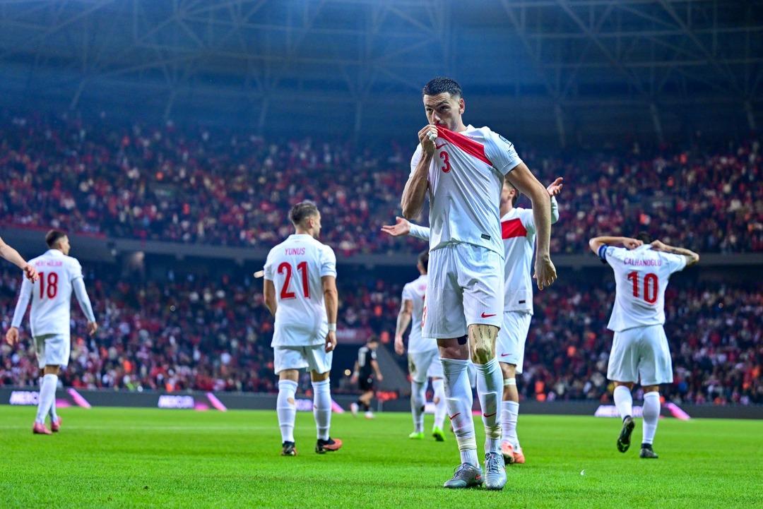 A Milli Takım Gürcistan ı sahadan sildi! Play-Off biletine ramak kaldı! Yazar ve yorumcuları zafer gecesini anlattı...   Ensendeyiz İspanya   1