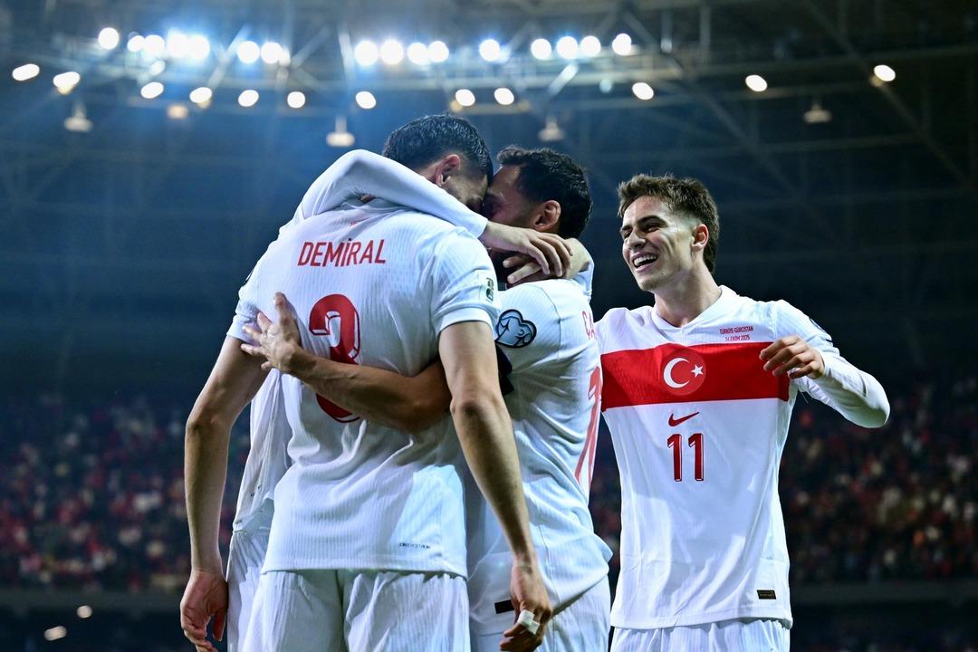 A Milli Takım Gürcistan ı sahadan sildi! Play-Off biletine ramak kaldı! Yazar ve yorumcuları zafer gecesini anlattı...   Ensendeyiz İspanya   2