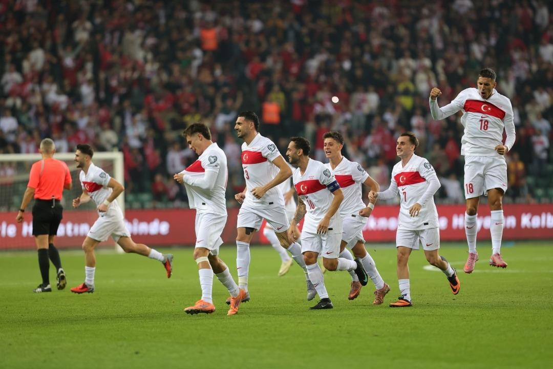 A Milli Takım Gürcistan ı sahadan sildi! Play-Off biletine ramak kaldı! Yazar ve yorumcuları zafer gecesini anlattı...   Ensendeyiz İspanya   3