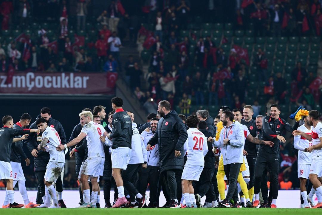 A Milli Takım Gürcistan ı sahadan sildi! Play-Off biletine ramak kaldı! Yazar ve yorumcuları zafer gecesini anlattı...   Ensendeyiz İspanya   7