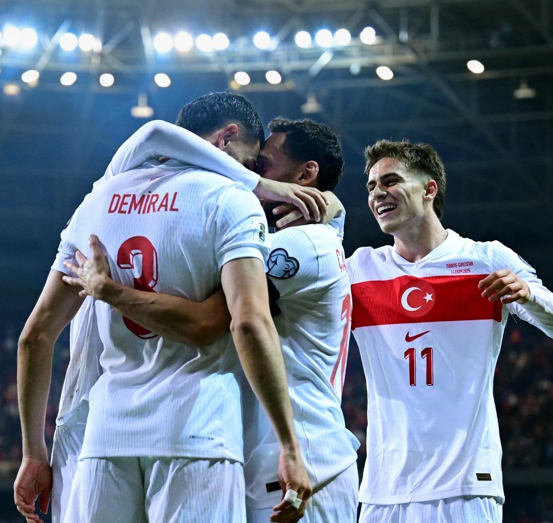 A Milli Takım Gürcistan ı sahadan sildi! Play-Off biletine ramak kaldı! Yazar ve yorumcuları zafer gecesini anlattı...   Ensendeyiz İspanya   6