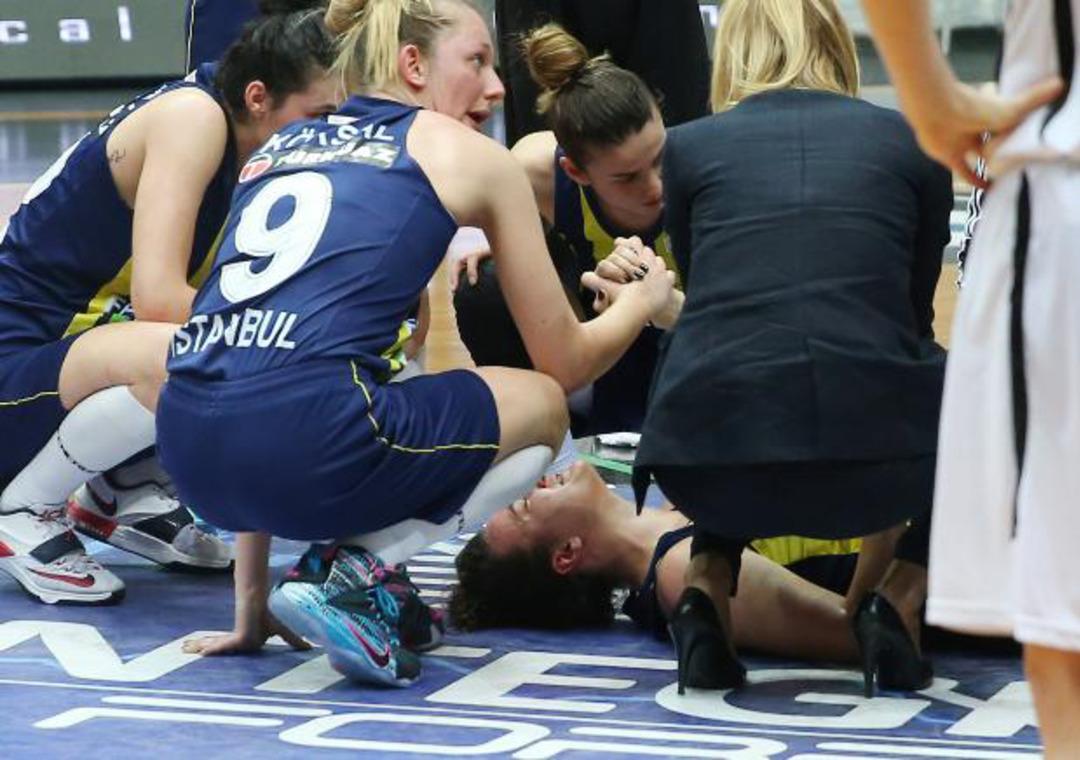 Fenerbah&ccedil;eli gen&ccedil; oyuncu sakatlanınca h&uuml;nh&uuml;r h&uuml;ng&uuml;r ağladı	