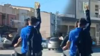 Serum takılı halde motosikletle yolculuk yaptı! Gören bir daha baktı