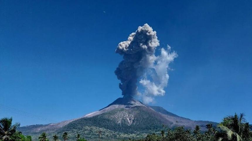 Endonezya'daki Lewotobi Laki-Laki Yanardağı'nda patlama meydana geldi