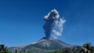 Endonezya'daki Lewotobi Laki-Laki Yanardağı'nda patlama meydana geldi