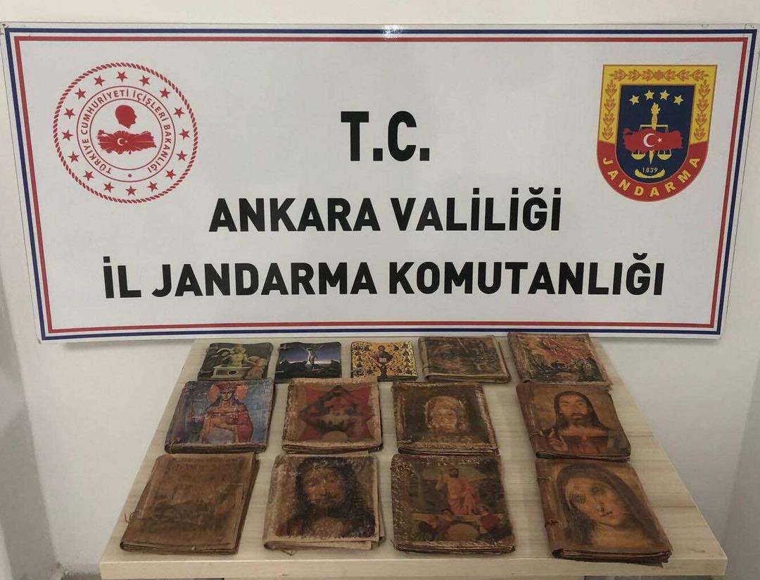 Asırlık İbranice kitaplar ele geçirildi!  1