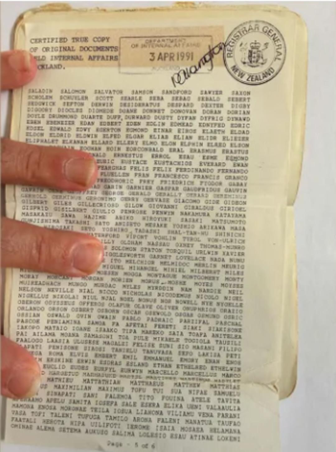 Kitap gibi... İsminin tamamını söylemesi 20 dakika sürüyor: Tam 2.253 kelime! 2