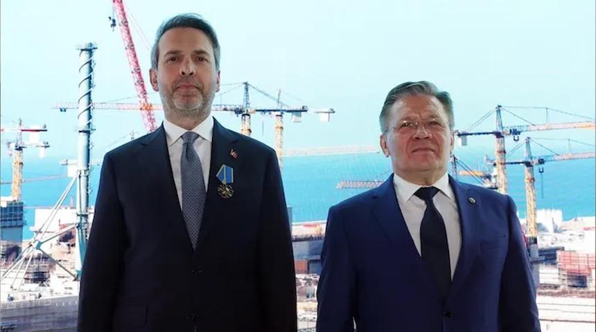 Enerji Bakanı Bayraktar'a Rusya'da "Nükleer Alandaki Uluslararası İşbirliği Nişanı" verildi
