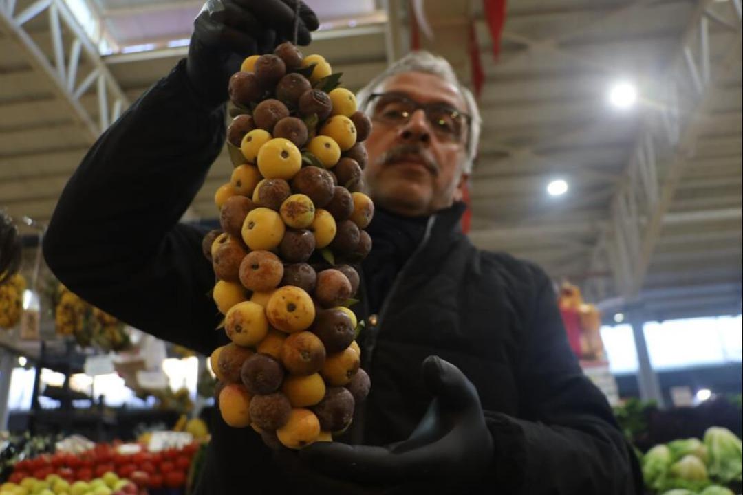 İki yılda bir yetişen bu meyve çürüyünce yeniyor 2