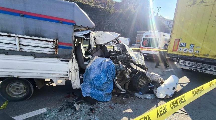 Giresun'da kamyonet, TIR'a arkadan çarptı: 1 ölü, 2 yaralı