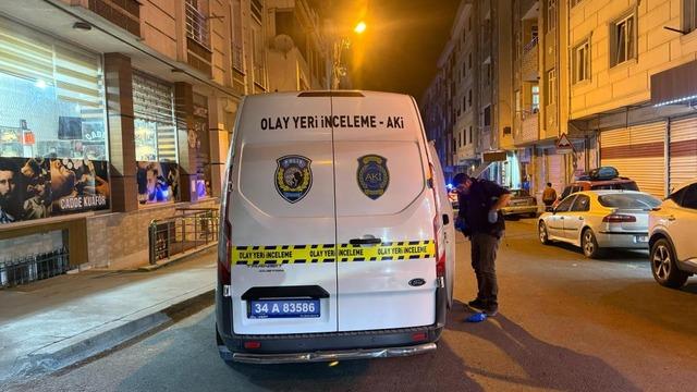 Esenyurt’ta kahvehaneye silahlı saldırı: Kurşunlar araçlara isabet etti