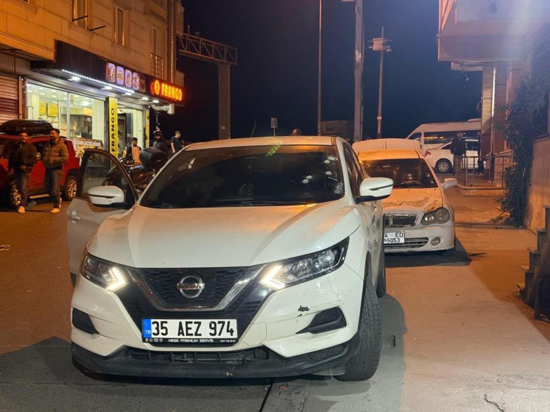 Esenyurt’ta kahvehaneye silahlı saldırı: Kurşunlar araçlara isabet etti 1