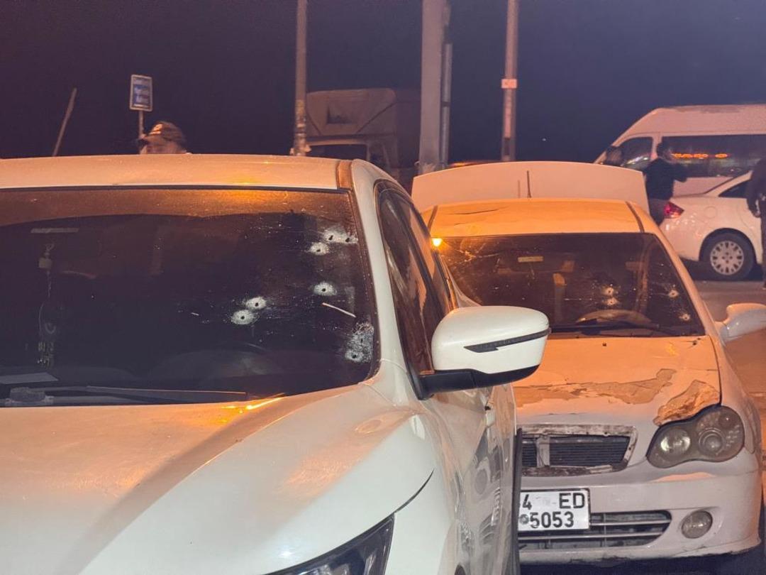Esenyurt’ta kahvehaneye silahlı saldırı: Kurşunlar araçlara isabet etti 2