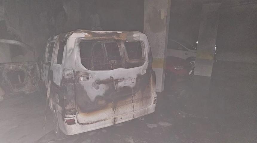 Otoparktaki araç alev aldı, bina tahliye edildi