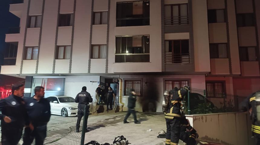 Apartmanın otoparkında çıkan yangında iki otomobil kullanılamaz hale geldi