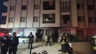 Apartmanın otoparkında çıkan yangında iki otomobil kullanılamaz hale geldi