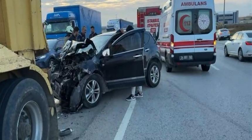 Silivri’de otomobil hafriyat kamyonuna çarptı: 2 yaralı