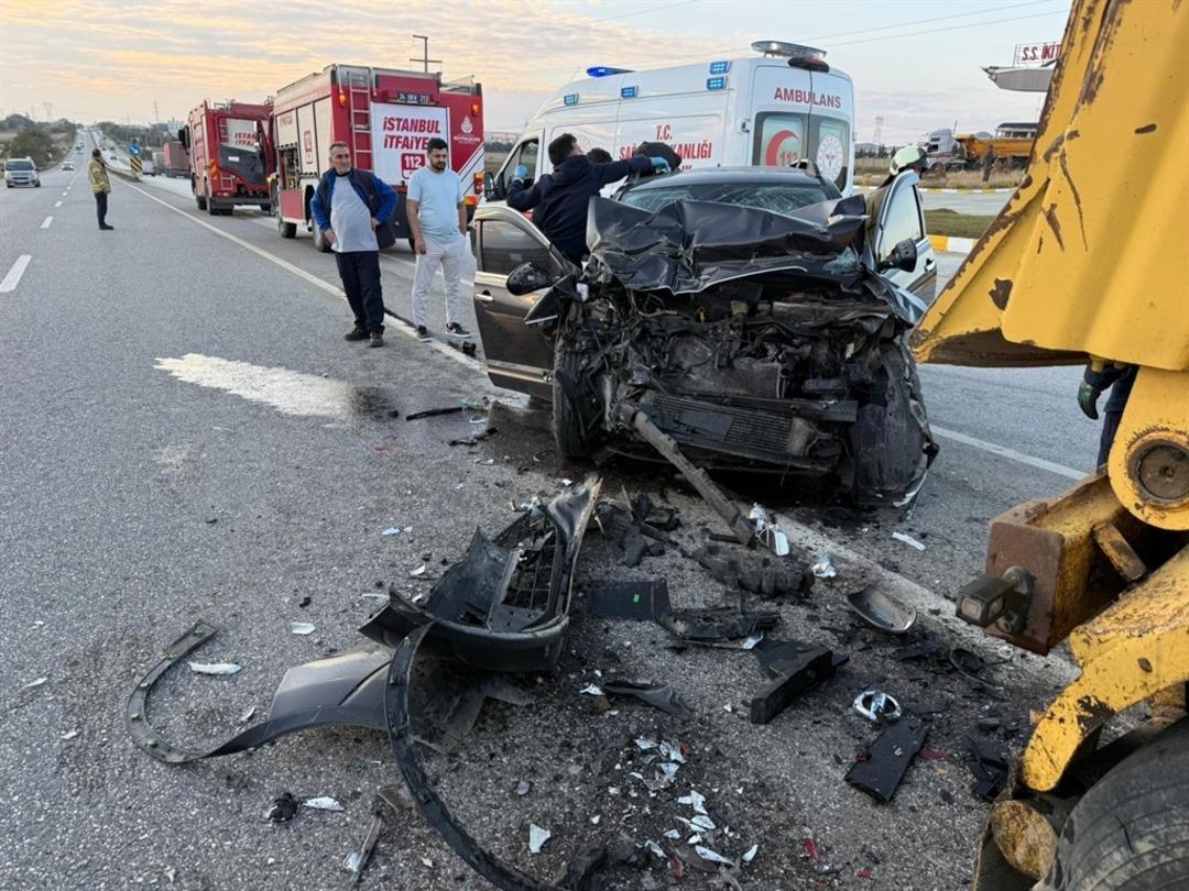 Silivri’de otomobil hafriyat kamyonuna çarptı: 2 yaralı 1