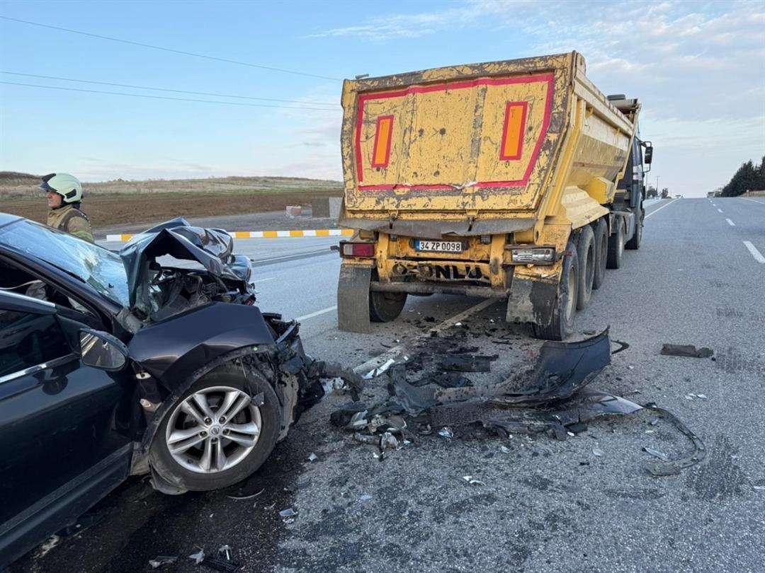 Silivri’de otomobil hafriyat kamyonuna çarptı: 2 yaralı 2