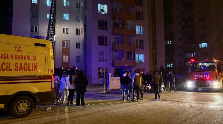 Binanın koridorunda yangın çıktı: Apartman sakinleri sokağa döküldü