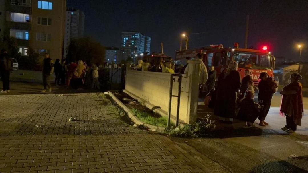 Binanın koridorunda yangın çıktı: Apartman sakinleri sokağa döküldü 1