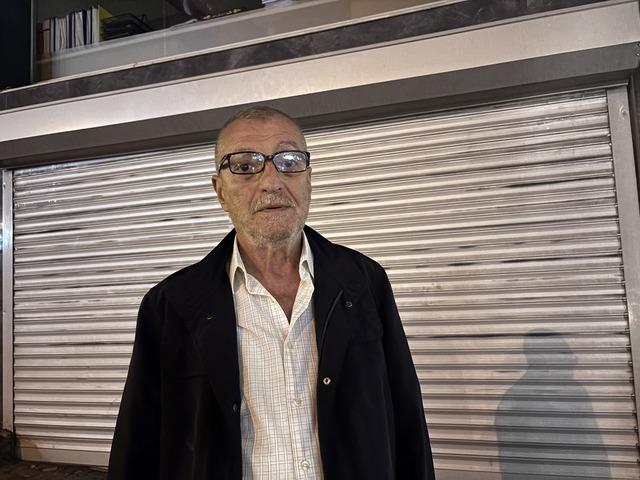 İzmir de freni boşalan kamyonun eve çarpma anı güvenlik kamerasında 5