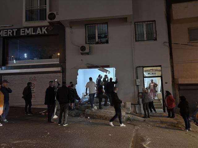 İzmir de freni boşalan kamyonun eve çarpma anı güvenlik kamerasında 4