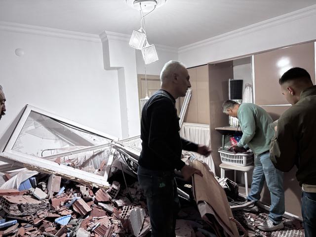 İzmir de freni boşalan kamyonun eve çarpma anı güvenlik kamerasında 3