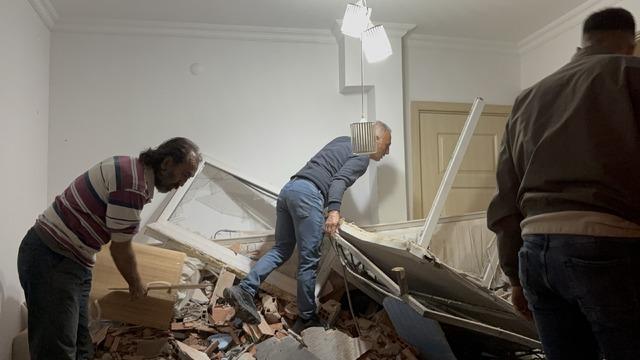 İzmir de freni boşalan kamyonun eve çarpma anı güvenlik kamerasında 2