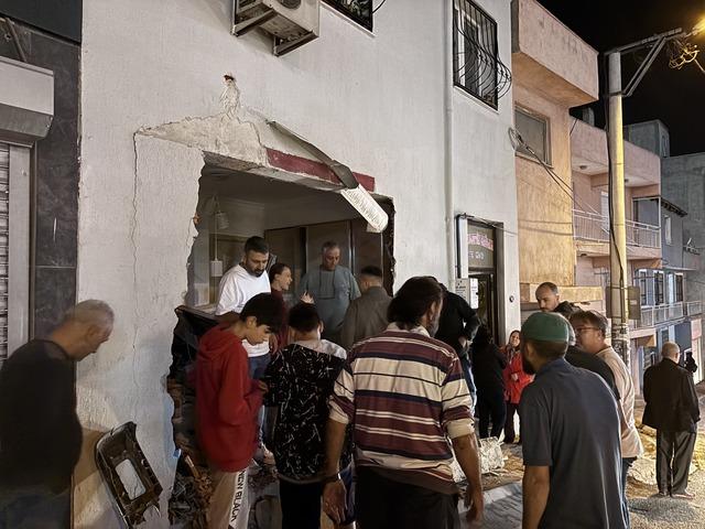 İzmir de freni boşalan kamyonun eve çarpma anı güvenlik kamerasında 1