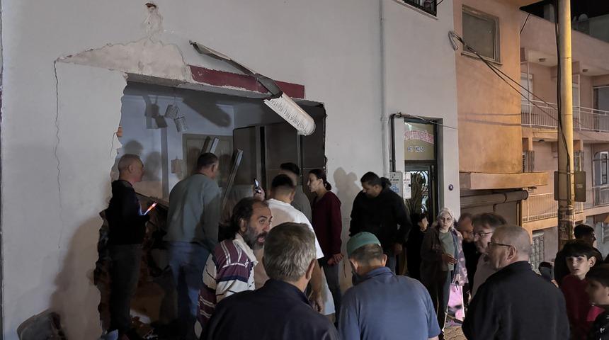 İzmir'de freni boşalan kamyonun eve çarpma anı güvenlik kamerasında