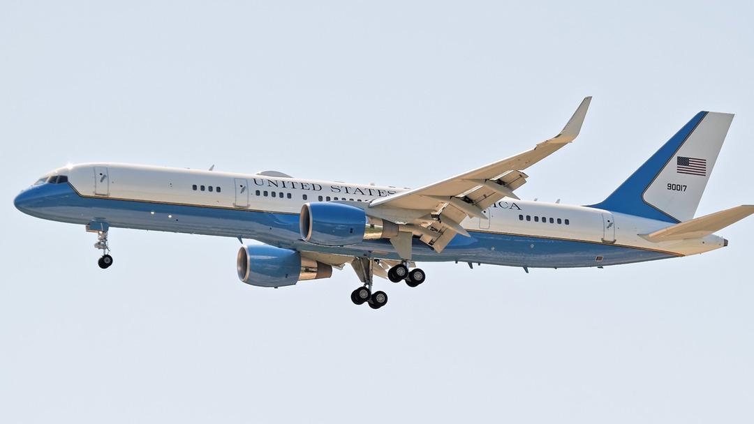 Ölümden döndü! ABD Savaş Bakanı Hegseth’in uçağı İngiltere’de acil iniş yaptı 2