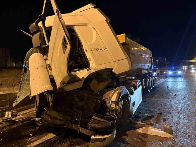 Kayseri’de tır bariyerlere girdi: 1 yaralı 8