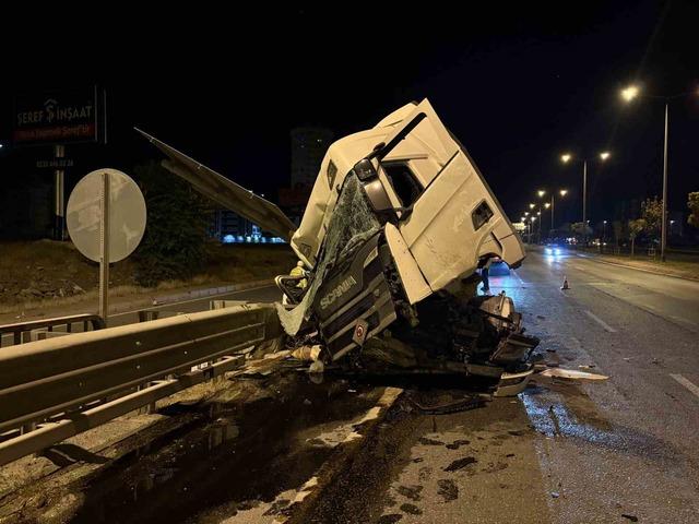 Kayseri’de tır bariyerlere girdi: 1 yaralı 7